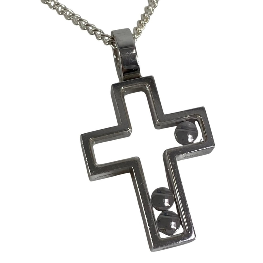 Chopard Happy Diamonds Cross Necklace, 18K Gold Pendant, WG750, Women's Silver Jewelry.: --- Catalog ---Category: SizePendant Size: 15mm x 20mm / 0.59'' x 0.78''Category: DesignColor: SilverGender: WomenMaterial: White goldPendant Type: PendantNecklace Type: NecklaceCategory: GeneralBrand
