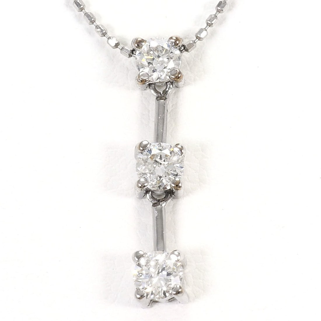 18K (18-karat white gold) necklace with 0.50ct diamond, includes appraisal certificate, total weight: --- Catalog ---Category: SizeWeight: 2.1g / 0.07oz.Pendant Size: 20mm x 4mm / 0.78'' x 0.15''Neck Circumference: 40 cm / 15.74''Category: DesignColor: White goldMetal: White GoldStone: DiamondGender: 