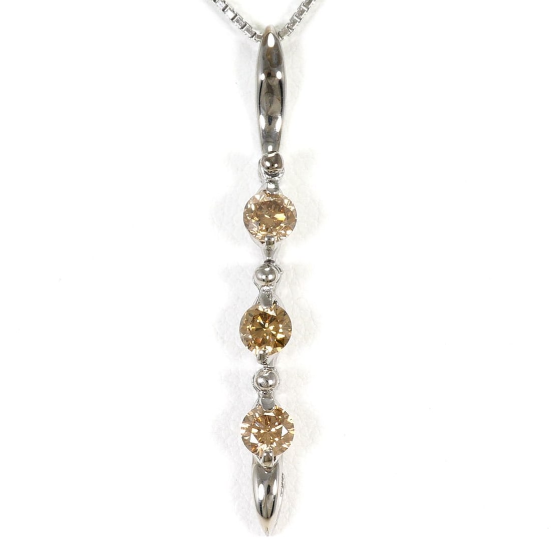 18K (18-karat white gold) necklace with brown diamond (0.50ct), includes certificate of: --- Catalog ---Category: SizeWeight: 3.6g / 0.12oz.Pendant Size: 33mm x 4mm / 1.29'' x 0.15''Neck Circumference: 45 cm / 17.71''Category: DesignColor: Brown, White goldMetal: White GoldStone: DiamondG