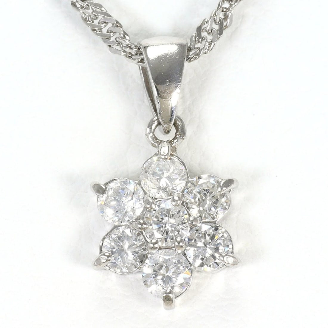 PT900 Platinum / PT850 Necklace with 0.50ct Diamond, Total Weight 3.5g, 40cm Length, Jewelry: --- Catalog ---Category: SizePendant Size: 15mm x 8mm / 0.59'' x 0.31''Neck Circumference: 40 cm / 15.74''Category: DesignColor: PlatinumMetal: PlatinumStone: DiamondGender: WomenMaterial: Platinum 85