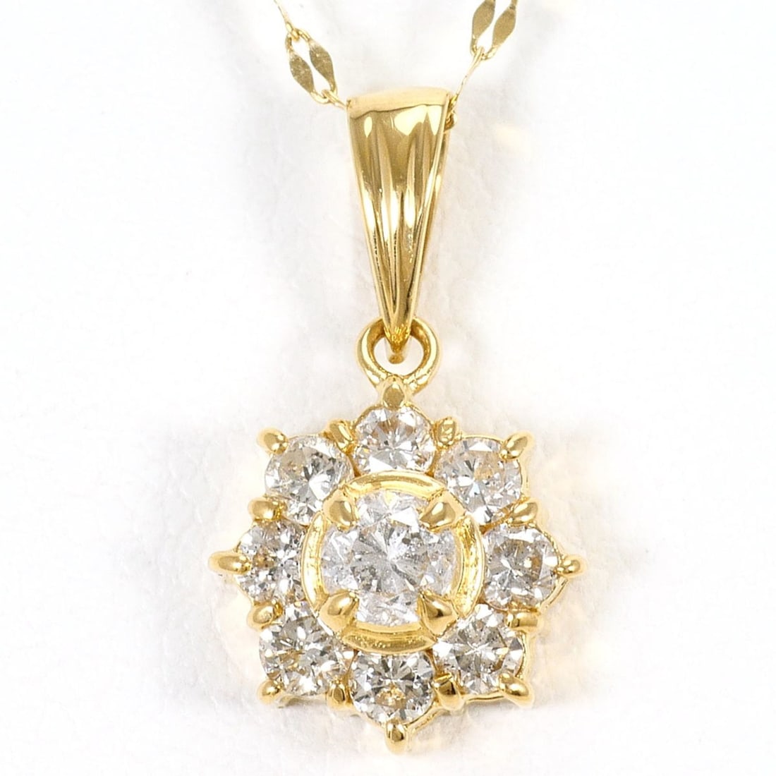 18K (18-karat) Yellow Gold Necklace with 0.50ct Diamond, Certificate of Authenticity, Total Weight: --- Catalog ---Category: SizeWeight: 2.1g / 0.07oz.Pendant Size: 16mm x 9mm / 0.62'' x 0.35''Neck Circumference: 45 cm / 17.71''Category: DesignColor: Yellow goldMetal: GoldStone: DiamondGender: Women