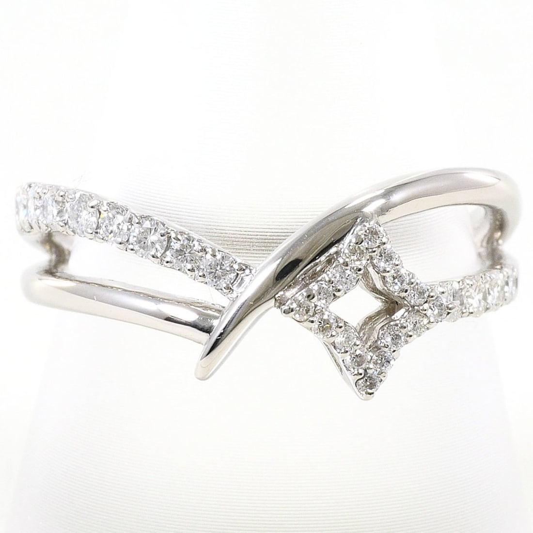 PT900 Platinum Ring, 1 Diamond (0.34ct), with Appraisal Certificate, Total Weight 5.6g, Jewelry: --- Catalog ---Category: SizeWidth: 9mm / 0.35''Weight: 5.6g / 0.19oz.JP Size: 16US Size: 8Category: DesignType: Band ringColor: PlatinumMetal: PlatinumStone: DiamondGender: WomenMaterial: Platinum 90