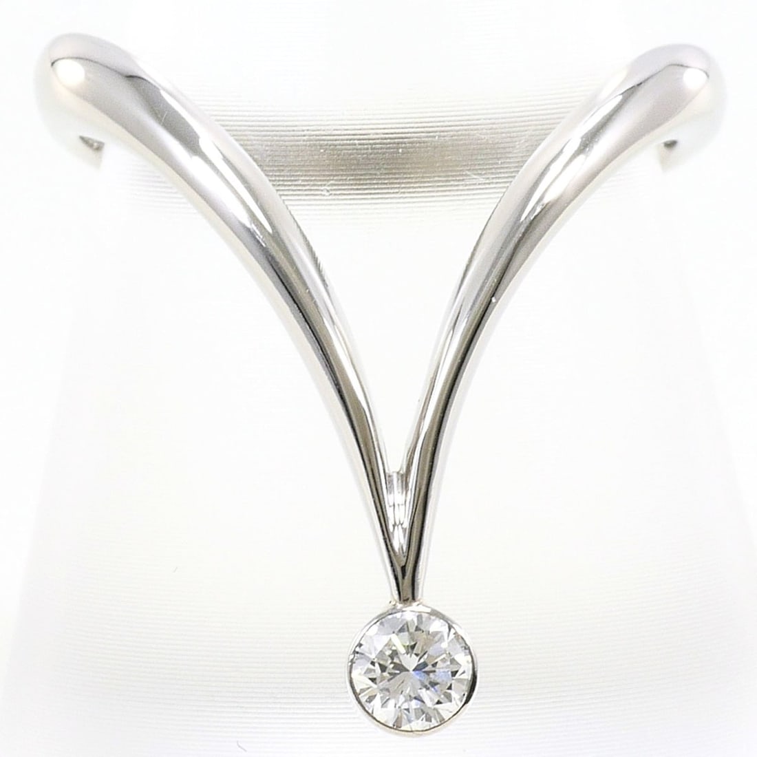 PT900 Platinum Ring, 1 Diamond (0.188ct), with Appraisal Certificate, Total Weight 5.2g, Jewelry: --- Catalog ---Category: SizeWidth: 21mm / 0.83''Weight: 5.2g / 0.18oz.JP Size: 13.5US Size: 6.5Category: DesignType: Band ringColor: PlatinumMetal: PlatinumStone: DiamondGender: WomenMaterial: Platin