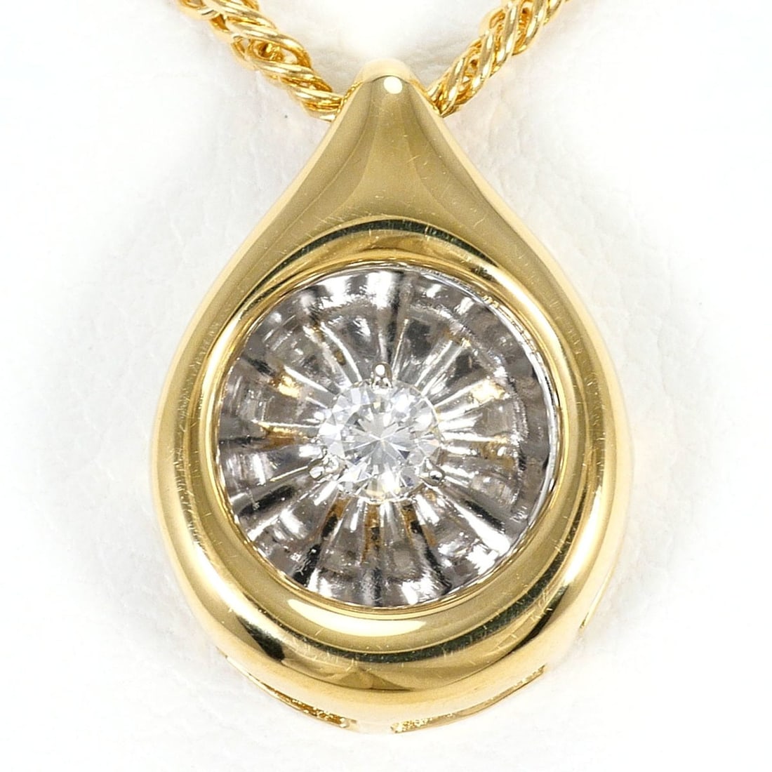 PT900 Platinum 18K Yellow Gold Necklace with 0.08ct Diamond, Certificate of Authenticity, Total: --- Catalog ---Category: SizeWeight: 5.5g / 0.19oz.Pendant Size: 15mm x 11mm / 0.59'' x 0.43''Neck Circumference: 42 cm / 16.53''Category: DesignColor: Platinum, Yellow goldMetal: Gold, PlatinumStone: