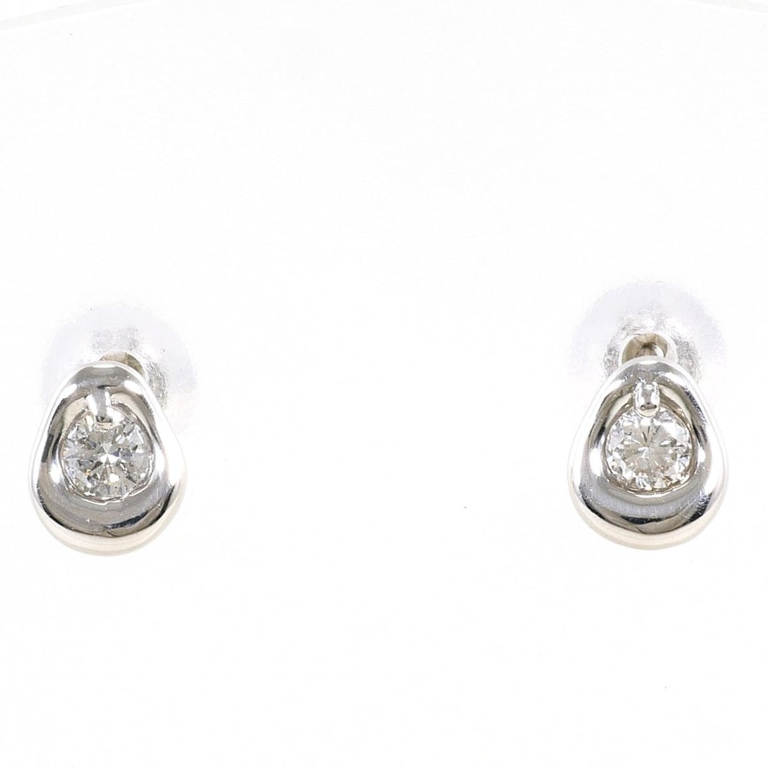 PT900 Platinum Earrings with 0.07ct Diamonds, Total Weight 1.1g, Jewelry: --- Catalog ---Category: SizeWeight: 1.1g / 0.03oz.Category: DesignType: Stud earringsColor: PlatinumMetal: PlatinumGender: WomenMaterial: Platinum 900Category: GeneralBrand: Unbranded--- Item List --