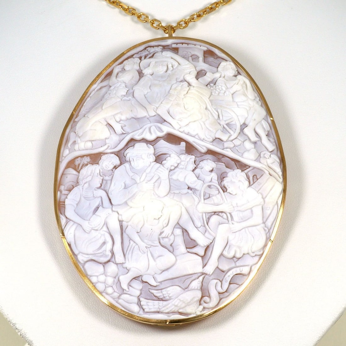 18K (18-karat) Yellow Gold Necklace with Shell Cameo and Card Design, Total Weight 55.4g, 51cm: --- Catalog ---Category: SizeWeight: 55.4g / 1.95oz.Pendant Size: 110mm x 75mm / 4.33'' x 2.95''Neck Circumference: 51 cm / 20.07''Category: DesignColor: Yellow goldMetal: GoldGender: WomenMaterial: Y