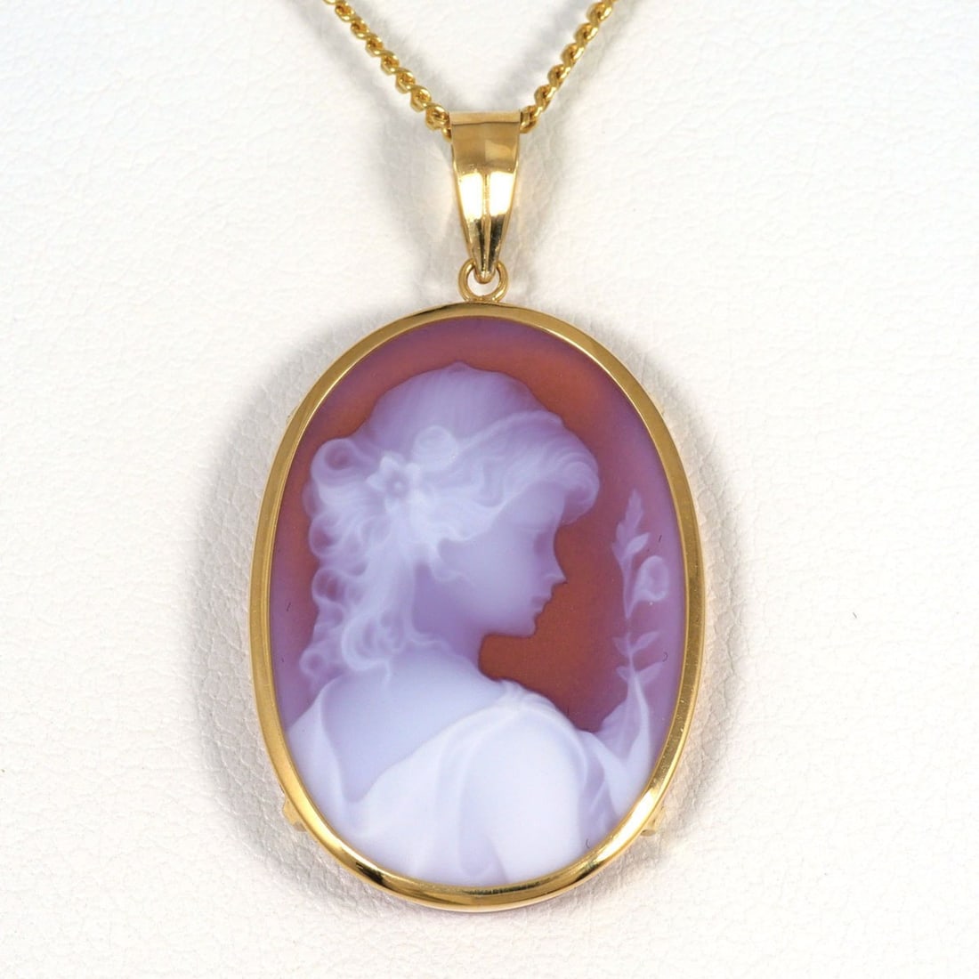 18K (18-karat) Yellow Gold Necklace with Stone Cameo Card, Total Weight 6.3g, 40cm, Jewelry: --- Catalog ---Category: SizeWeight: 6.3g / 0.22oz.Pendant Size: 33mm x 19mm / 1.29'' x 0.74''Neck Circumference: 40 cm / 15.74''Category: DesignColor: Yellow goldMetal: GoldGender: WomenMaterial: Yel