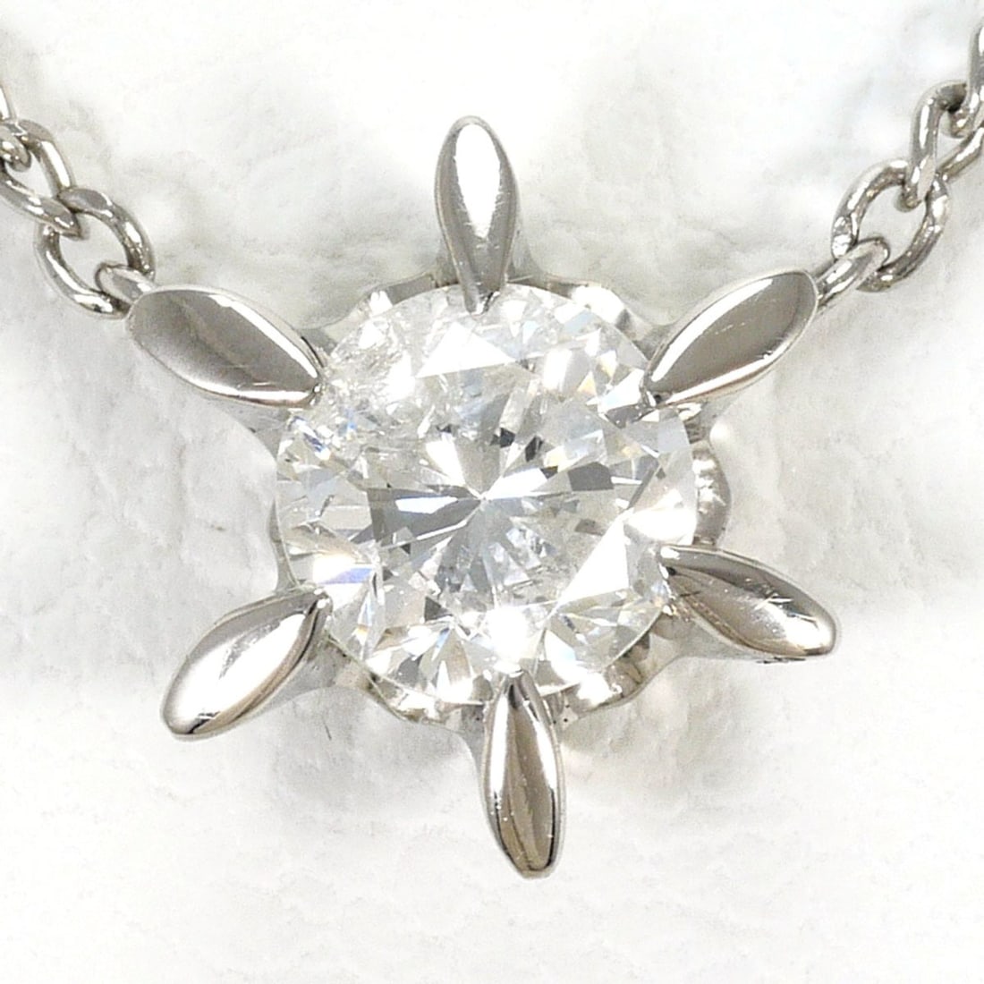 PT850 Platinum Necklace with 0.321ct Diamond (I1 clarity), Certificate of Authenticity, Total Weight: --- Catalog ---Category: SizeWeight: 2.6g / 0.09oz.Pendant Size: 8mm x 8mm / 0.31'' x 0.31''Neck Circumference: 41 cm / 16.14''Category: DesignColor: PlatinumMetal: PlatinumStone: DiamondGender: Women