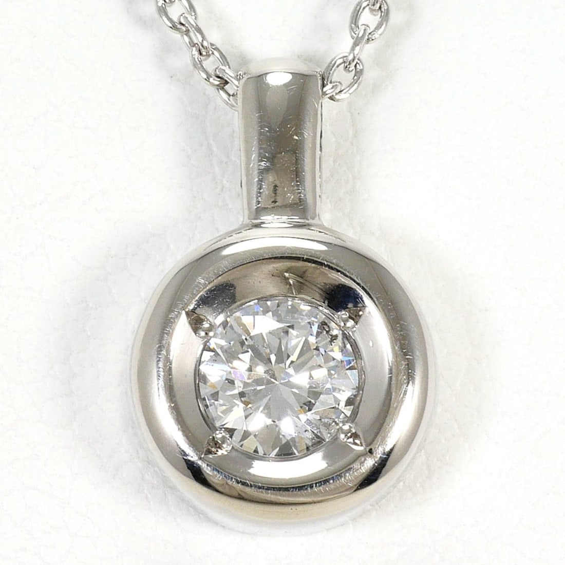 PT900 Platinum / PT850 Necklace with 0.38ct Diamond, Certificate of Authenticity, 46cm, Jewelry: --- Catalog ---Category: SizePendant Size: 13mm x 8mm / 0.51'' x 0.31''Neck Circumference: 46 cm / 18.11''Category: DesignColor: PlatinumMetal: PlatinumStone: DiamondGender: WomenMaterial: Platinum 85