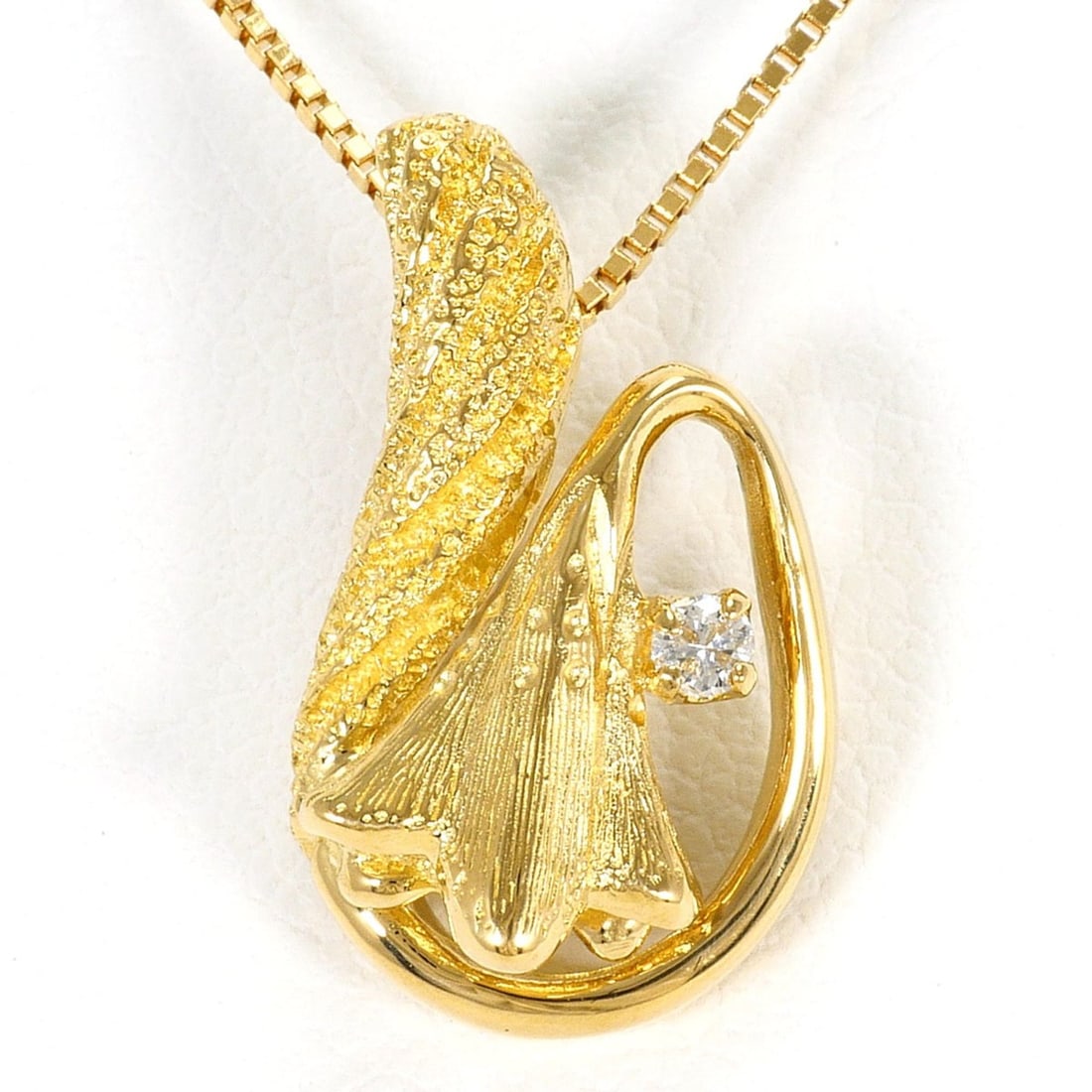 18K (18-karat) Yellow Gold Necklace with Diamond (carat weight not stamped), Total Weight 4.5g,: --- Catalog ---Category: SizePendant Size: 18mm x 10mm / 0.7'' x 0.39''Neck Circumference: 60 cm / 23.62''Category: DesignColor: Yellow goldMetal: GoldStone: DiamondGender: WomenMaterial: Yellow gold 