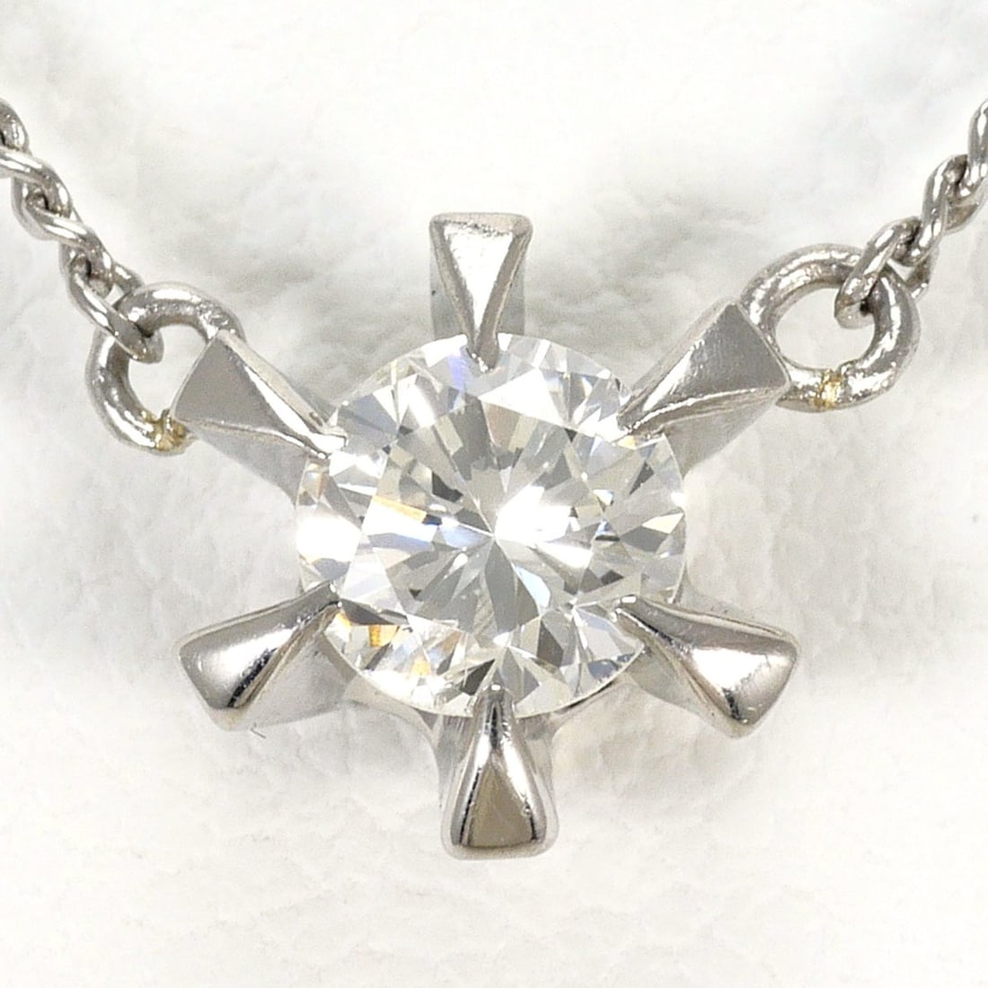 PT850 Platinum Necklace with 0.35ct Diamond (SI2 clarity), Certificate of Authenticity, Total Weight: --- Catalog ---Category: SizeWeight: 3.2g / 0.11oz.Pendant Size: 7mm x 6mm / 0.27'' x 0.23''Neck Circumference: 40 cm / 15.74''Category: DesignColor: PlatinumMetal: PlatinumStone: DiamondGender: Women