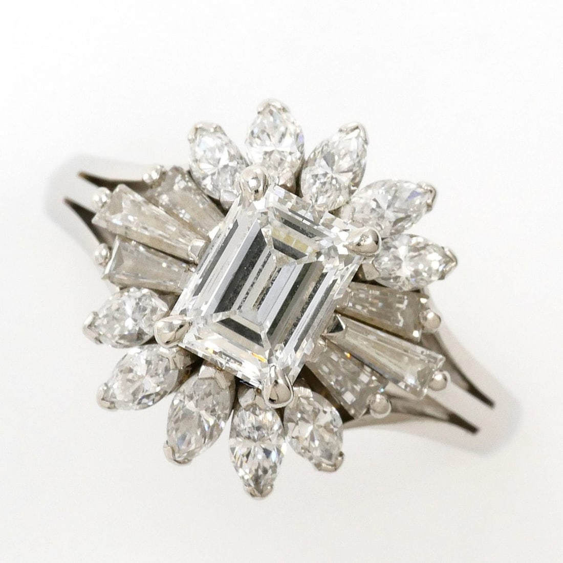 PT900 Platinum Ring with 0.67ct and 0.97ct Diamonds, VVS2 Clarity, Certified, Total Weight 6.6g, (1 of 9)