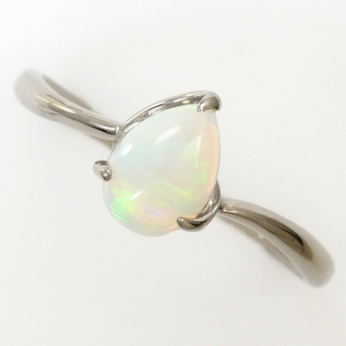 18K (18-karat white gold) ring with opal, total weight 1.3g, jewelry.: --- Catalog ---Category: SizeWidth: 8mm / 0.31''Weight: 1.3g / 0.04oz.JP Size: 11US Size: 6Category: DesignType: Band ringColor: White goldMetal: White GoldStone: OpalGender: WomenMaterial: White gold