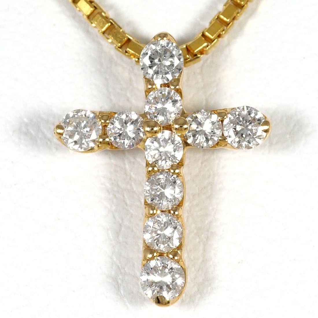 18K (18-karat) Yellow Gold Necklace with 0.30ct Diamond, Certificate of Authenticity, Total Weight: --- Catalog ---Category: SizeWeight: 4.2g / 0.14oz.Pendant Size: 13mm x 10mm / 0.51'' x 0.39''Neck Circumference: 45 cm / 17.71''Category: DesignColor: Yellow goldMetal: GoldStone: DiamondGender: Wome