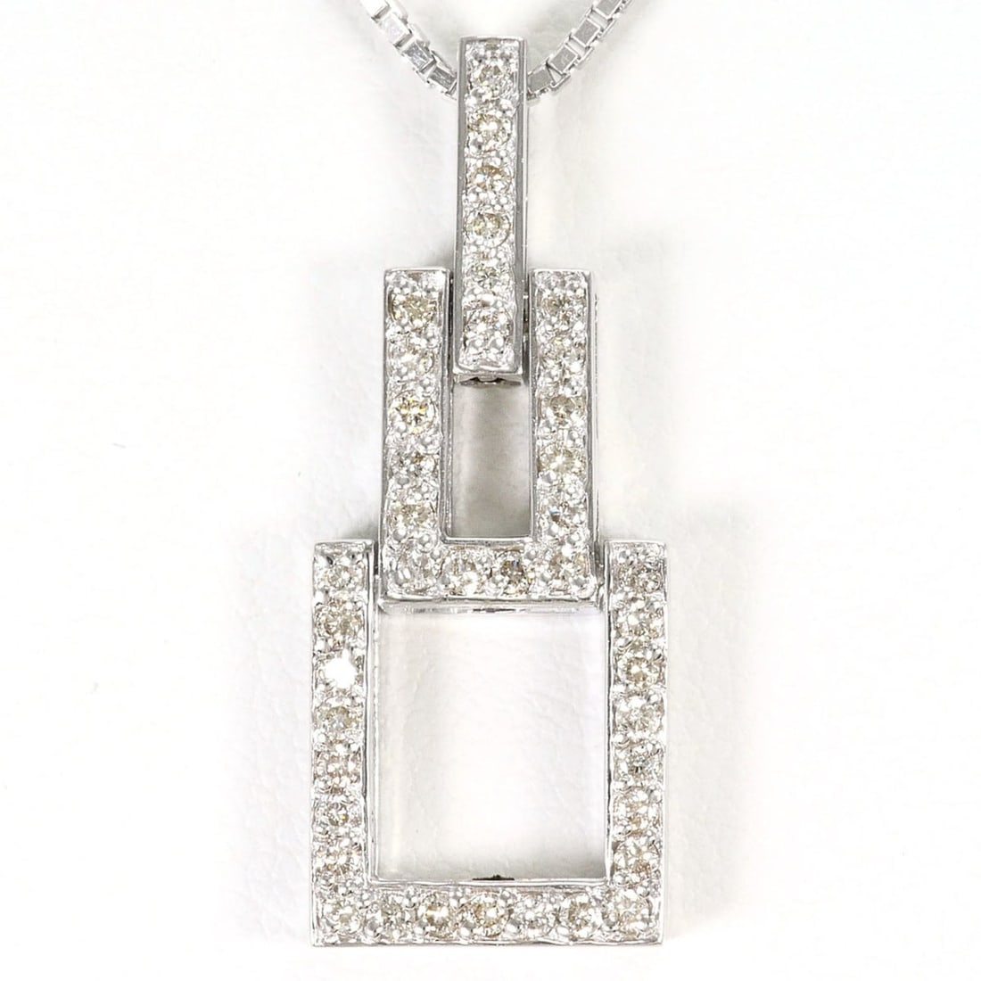18K (18-karat white gold) necklace with 0.50ct diamond, includes appraisal certificate, total weight: --- Catalog ---Category: SizeWeight: 7.9g / 0.27oz.Pendant Size: 15mm x 11mm / 0.59'' x 0.43''Neck Circumference: 45 cm / 17.71''Category: DesignColor: White goldStone: DiamondGender: WomenMaterial: W