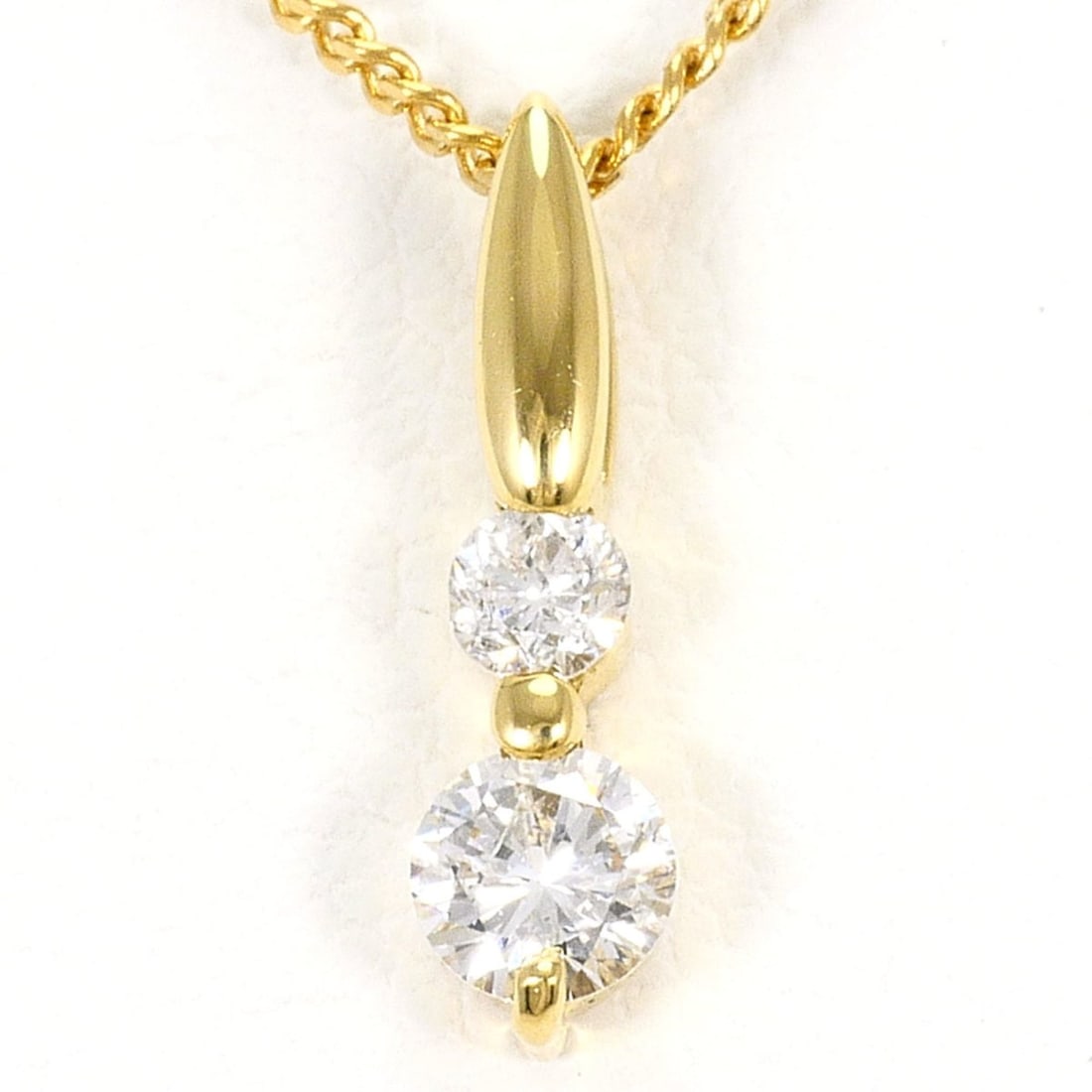 18K (18-karat) Yellow Gold Necklace with 0.20ct Diamond, Certificate of Authenticity, Total Weight: --- Catalog ---Category: SizeWeight: 2g / 0.07oz.Pendant Size: 12mm x 3mm / 0.47'' x 0.11''Neck Circumference: 40 cm / 15.74''Category: DesignColor: Yellow goldMetal: GoldStone: DiamondGender: WomenMa