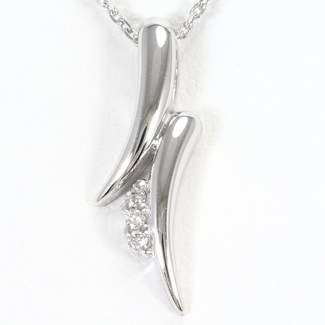 18K (18-karat white gold) necklace with diamond (no carat marking), includes appraisal certificate,: --- Catalog ---Category: SizeWeight: 2.9g / 0.1oz.Pendant Size: 20mm x 6mm / 0.78'' x 0.23''Neck Circumference: 40 cm / 15.74''Category: DesignColor: White goldMetal: White GoldStone: DiamondGender: W