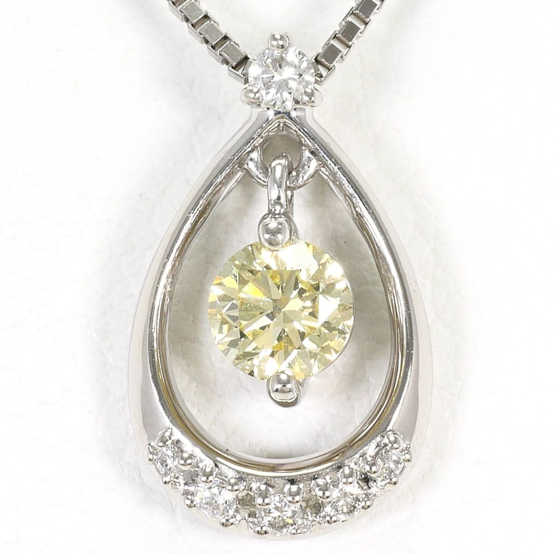 PT900 Platinum / PT850 Necklace with 0.241ct Yellow Diamond and 0.04ct (VS1 clarity, certified),: --- Catalog ---Category: SizeWeight: 3.4g / 0.11oz.Pendant Size: 13mm x 8mm / 0.51'' x 0.31''Neck Circumference: 45 cm / 17.71''Category: DesignColor: Platinum, YellowMetal: PlatinumStone: DiamondGend