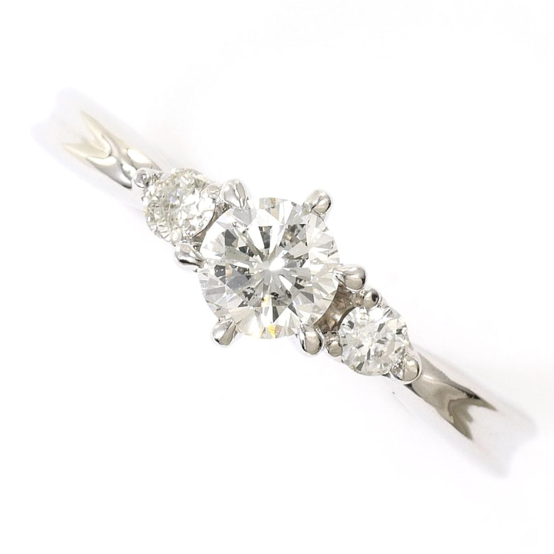 18K (18-karat white gold) ring with diamonds: 0.322ct and 0.10ct (SI2 clarity), certificate of: --- Catalog ---Category: SizeWidth: 6mm / 0.24''Weight: 2.8g / 0.09oz.JP Size: 9US Size: 5Category: DesignType: Band ringColor: White goldMetal: White GoldStone: DiamondGender: WomenMaterial: White go