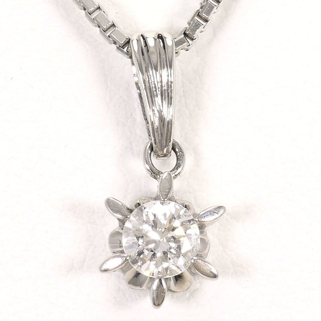 PT900 Platinum / PT850 Necklace with 0.24ct Diamond (I1 clarity), Certificate of Authenticity, Total: --- Catalog ---Category: SizeWeight: 5g / 0.17oz.Pendant Size: 14mm x 6mm / 0.55'' x 0.23''Neck Circumference: 45 cm / 17.71''Category: DesignColor: PlatinumStone: DiamondGender: WomenMaterial: Platin