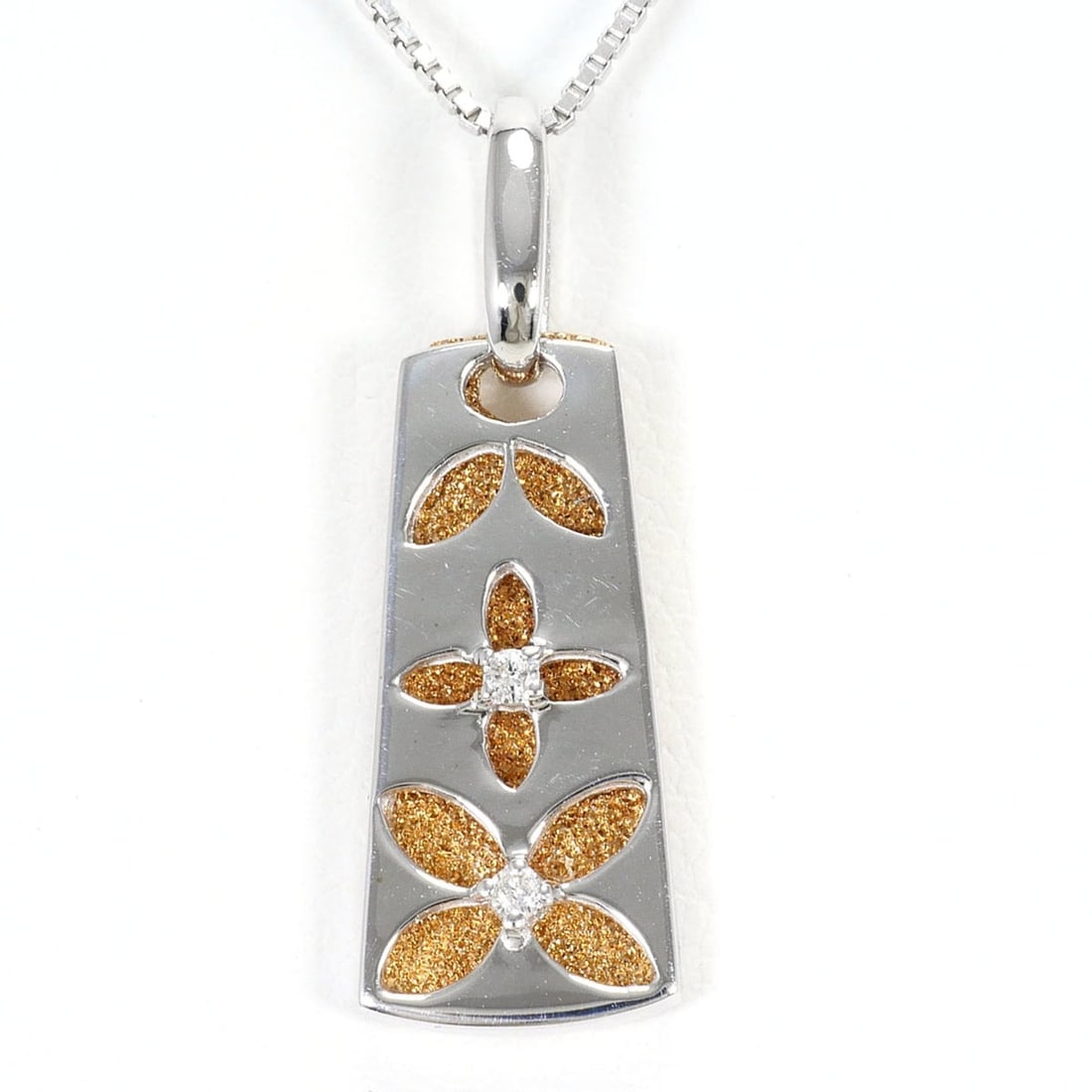 18K (18-karat white gold) necklace with a 0.02ct diamond, includes certificate of authenticity,: --- Catalog ---Category: SizeWeight: 3.7g / 0.13oz.Pendant Size: 23mm x 8mm / 0.9'' x 0.31''Neck Circumference: 40 cm / 15.74''Category: DesignColor: Pink gold, White goldMetal: Gold, White GoldStone: