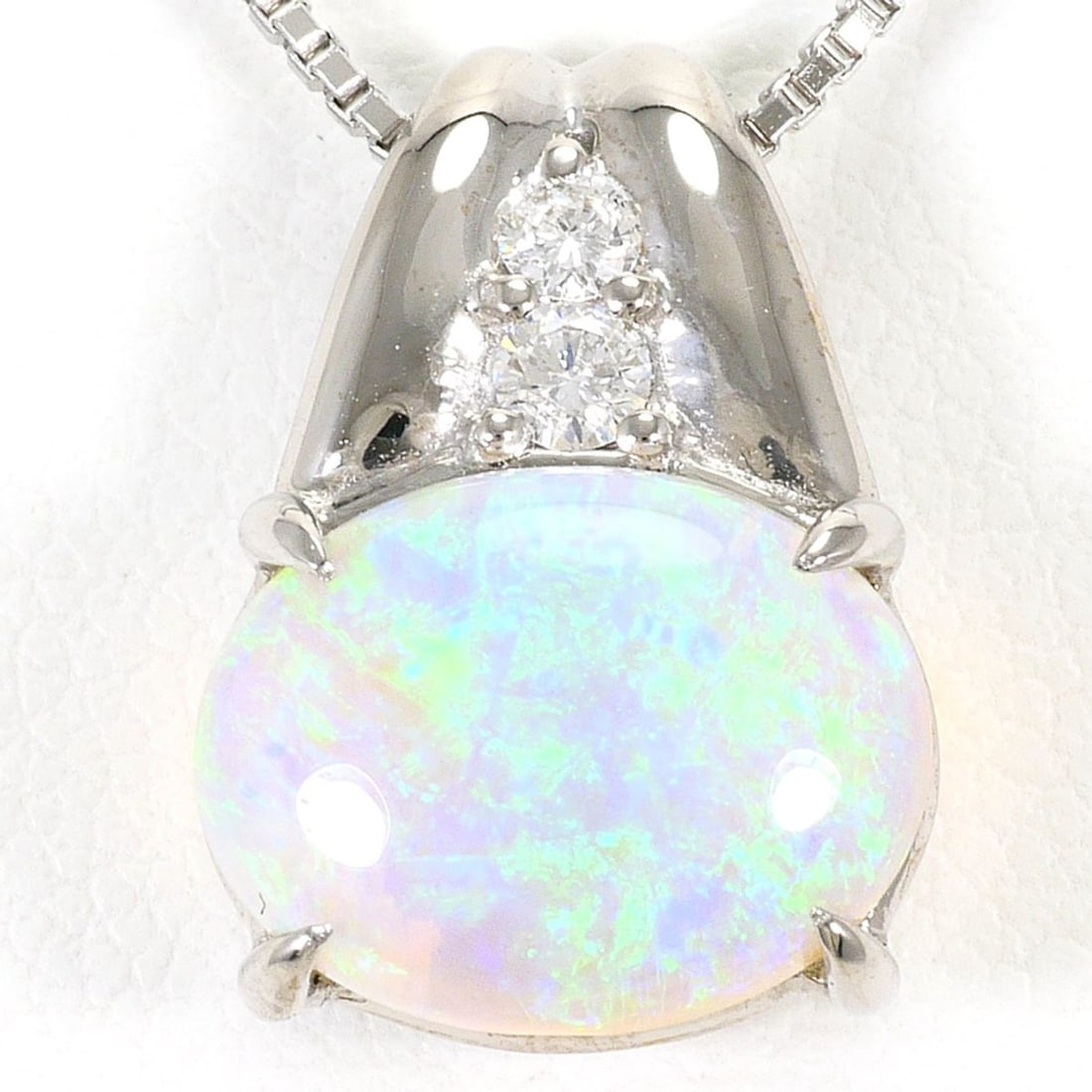 18K (18-karat white gold) necklace with 2.39ct opal and 0.10ct diamonds. Includes a certificate of: --- Catalog ---Category: SizeWeight: 6.6g / 0.23oz.Pendant Size: 16mm x 11mm / 0.62'' x 0.43''Neck Circumference: 50 cm / 19.68''Category: DesignColor: White goldMetal: White GoldStone: Diamond, OpalG