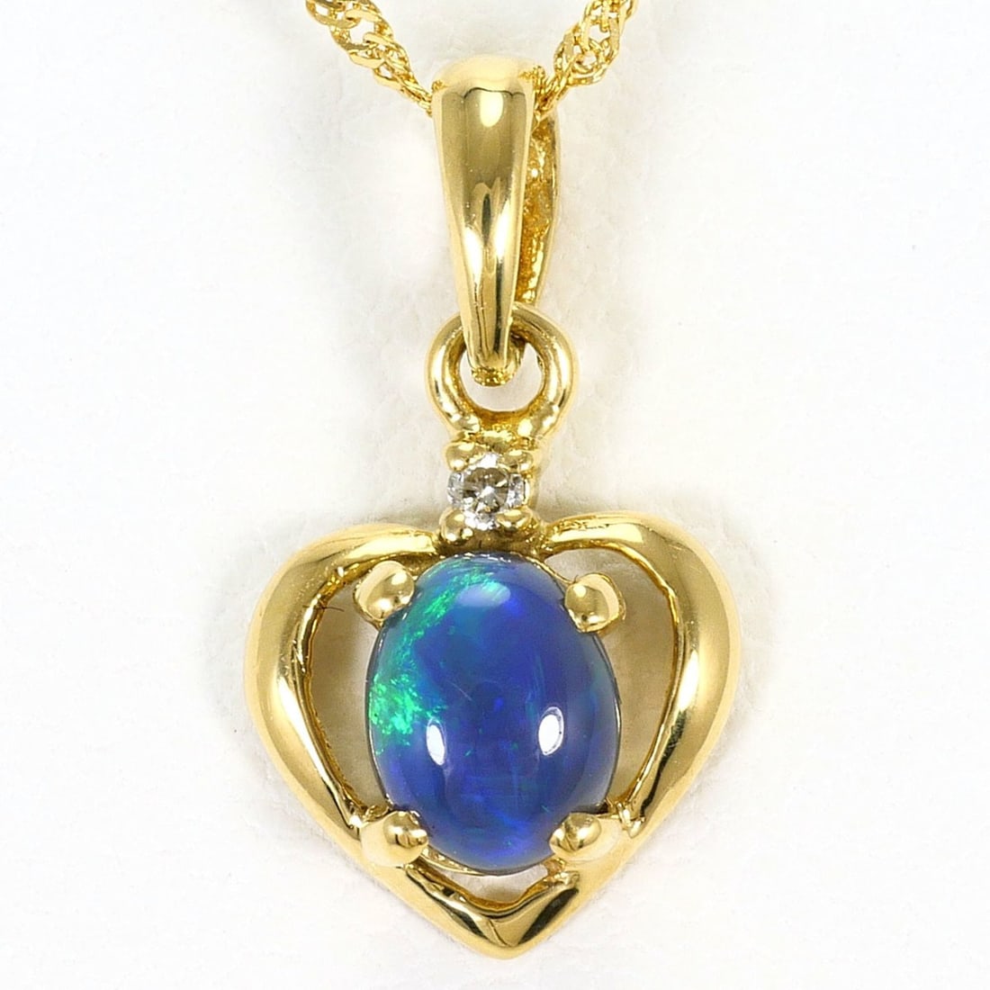 18K (18-karat) Yellow Gold Necklace with Black Opal and Diamond (carat weight not specified). Total: --- Catalog ---Category: SizeWeight: 1.6g / 0.05oz.Pendant Size: 16mm x 8mm / 0.62'' x 0.31''Neck Circumference: 39 cm / 15.35''Category: DesignColor: Yellow goldMetal: GoldStone: Diamond, OpalGender: