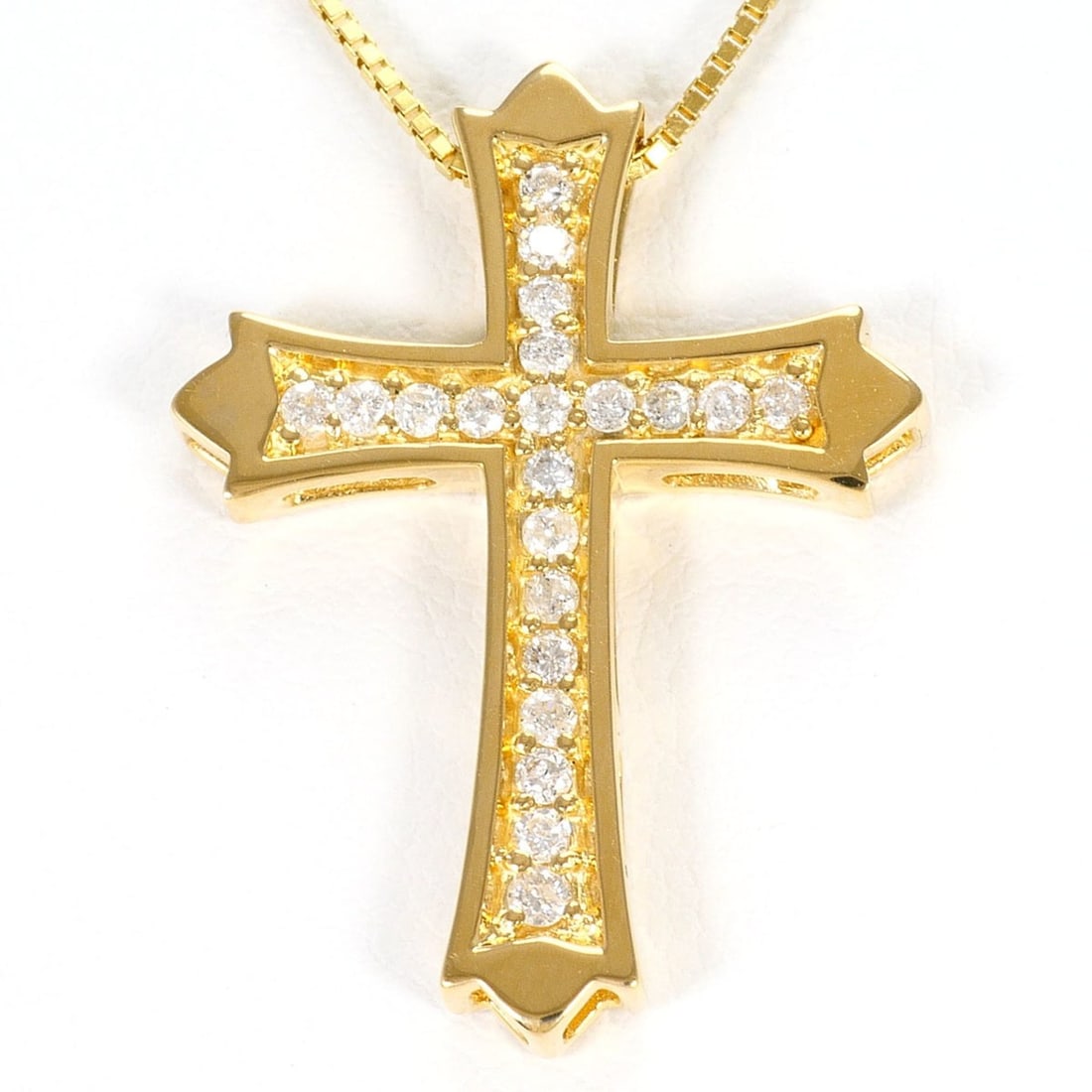 18K (18-karat) Yellow Gold Necklace with 0.26ct Diamond, Certificate of Authenticity, Total Weight: --- Catalog ---Category: SizePendant Size: 26mm x 20mm / 1.02'' x 0.78''Neck Circumference: 40 cm / 15.74''Category: DesignColor: Yellow goldMetal: GoldStone: DiamondGender: WomenMaterial: Yellow gold