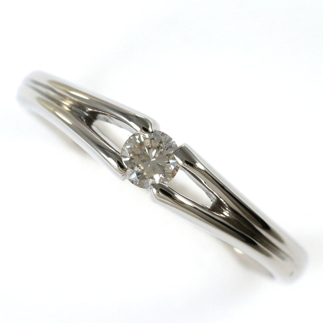 PT900 Platinum Ring, 1 Diamond (0.15ct), Total Weight 3.1g, Jewelry: --- Catalog ---Category: SizeWidth: 4mm / 0.16''Weight: 3.1g / 0.1oz.JP Size: 12US Size: 6.5Category: DesignType: Band ringColor: PlatinumMetal: PlatinumStone: DiamondGender: WomenMaterial: Platinum 9