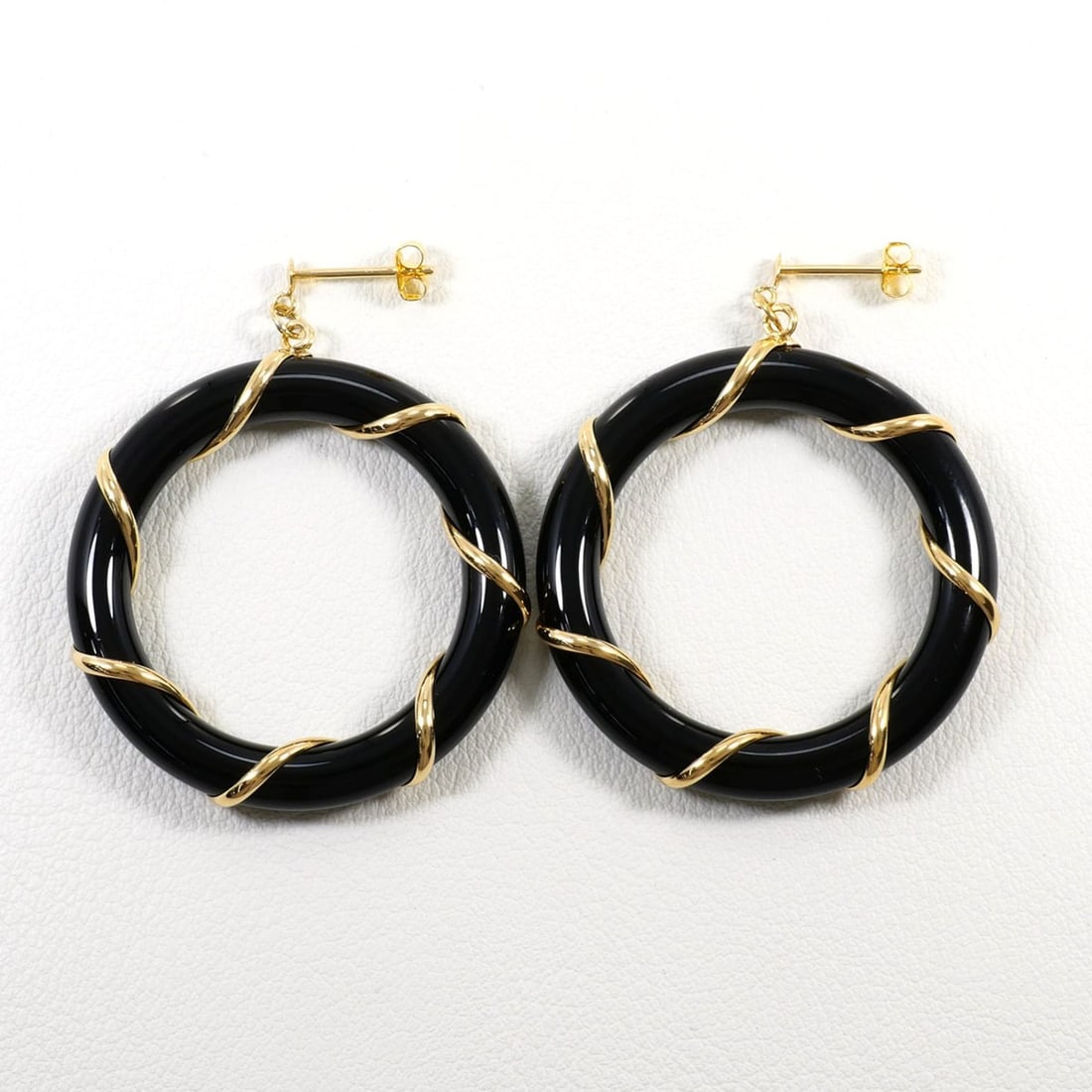 18K (18-karat) Yellow Gold (YG) Earrings with Onyx, Total Weight 10.6g, Jewelry: --- Catalog ---Category: SizeWeight: 10.6g / 0.37oz.Category: DesignType: Stud earringsColor: Yellow goldMetal: GoldStone: OnyxGender: WomenMaterial: Yellow gold (18K)Metal Purity: 18KCategory: Genera