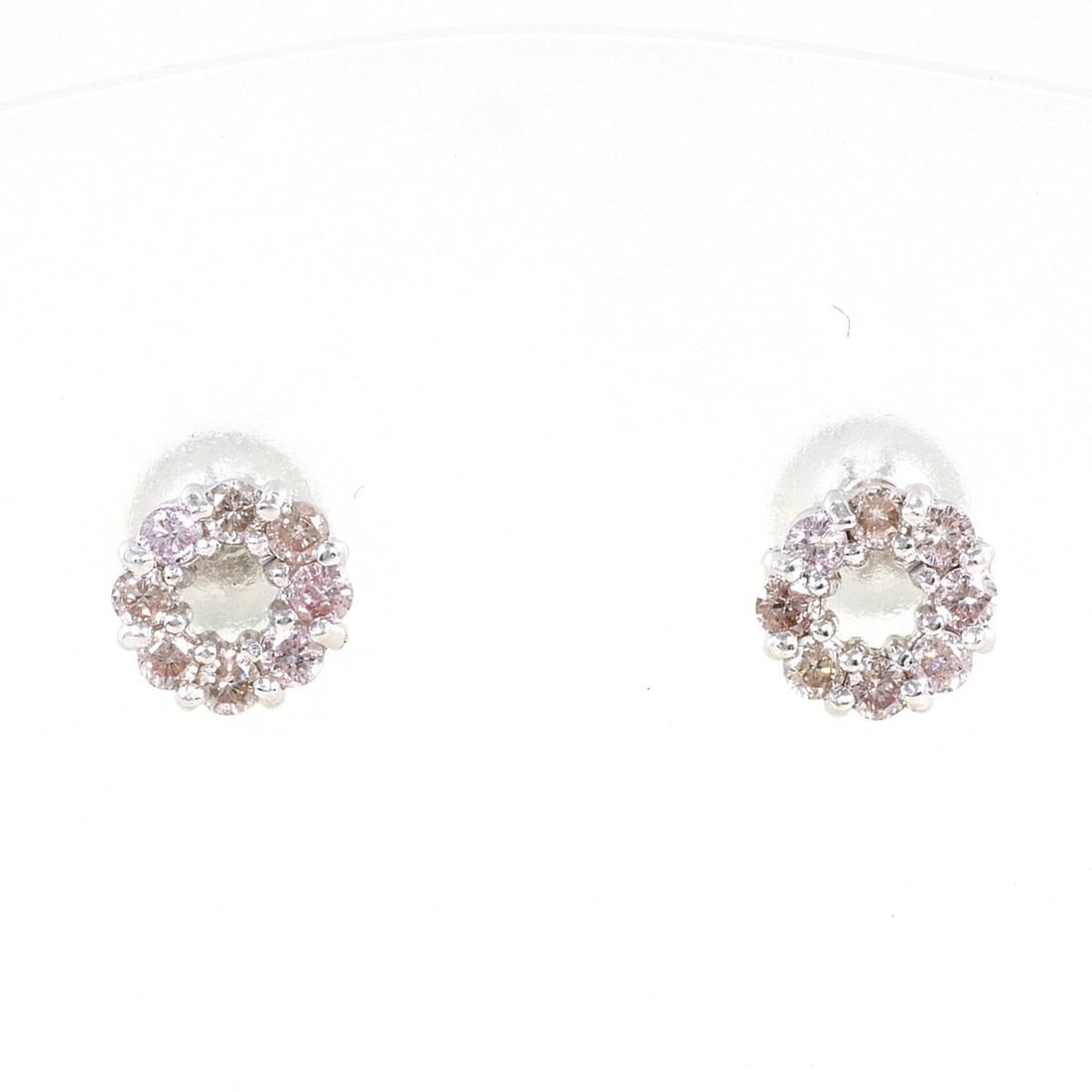 18K (18-karat white gold) earrings with pink diamonds (0.15ct), total weight 0.8g. Jewelry.: --- Catalog ---Category: SizeWeight: 0.8g / 0.02oz.Category: DesignType: Stud earringsColor: White goldMetal: White GoldStone: DiamondGender: WomenMaterial: White gold (18K)Metal Purity: 18KCategory: 
