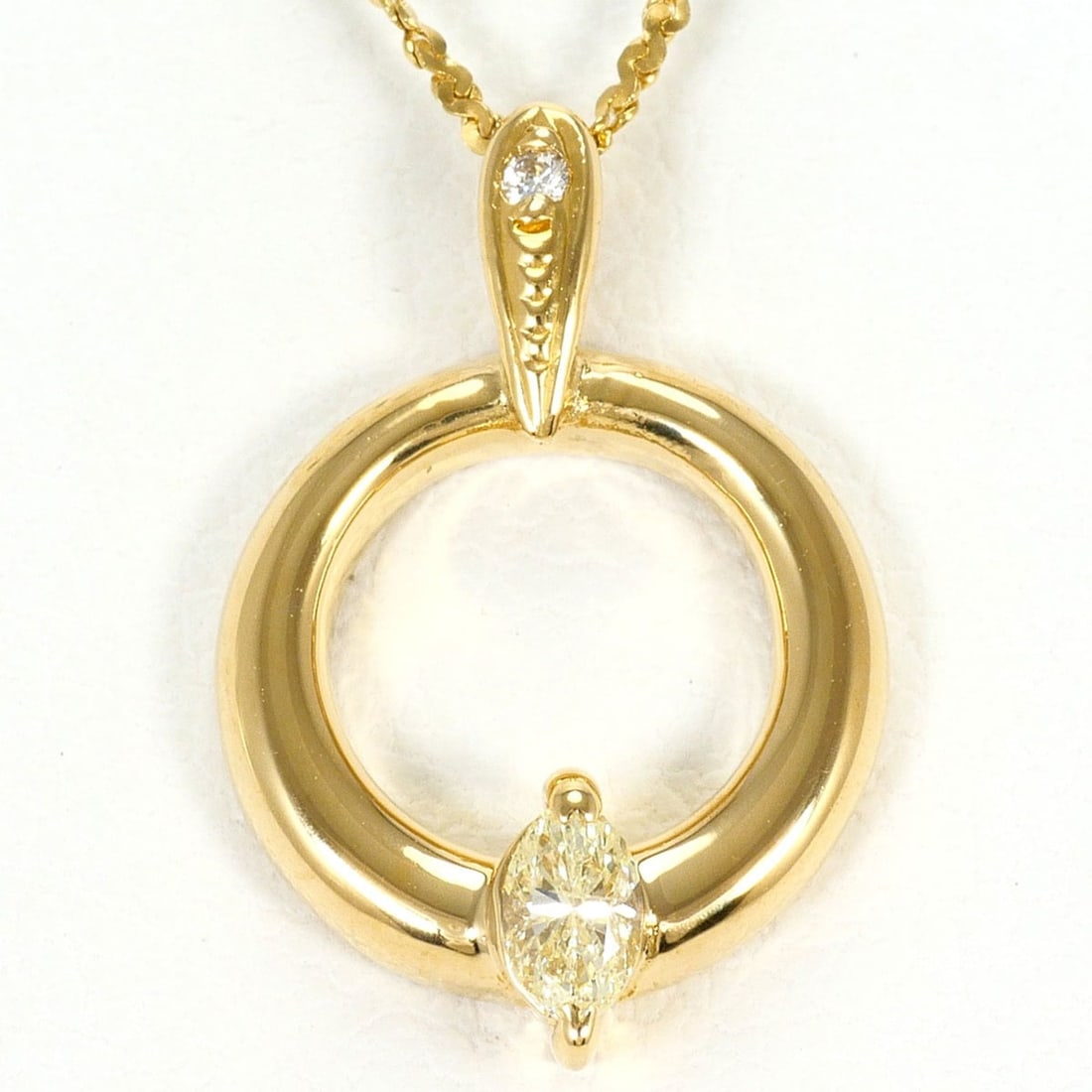 18K (18-karat) Yellow Gold Necklace with Diamonds and Diamonds, Total Weight 2.8g, 40cm, Jewelry: --- Catalog ---Category: SizeWeight: 2.8g / 0.09oz.Pendant Size: 16mm x 11mm / 0.62'' x 0.43''Neck Circumference: 40 cm / 15.74''Category: DesignColor: Yellow goldMetal: GoldStone: DiamondGender: Wome