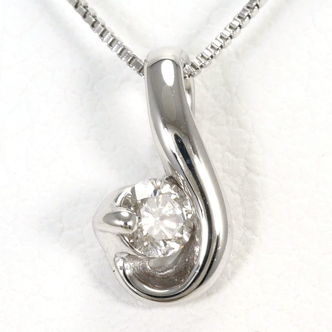 K10 10K WG White Gold Necklace with 0.07ct Diamond, Total Weight 1.1g, 40cm, Jewelry: --- Catalog ---Category: SizeWeight: 1.1g / 0.03oz.Pendant Size: 9mm x 5mm / 0.35'' x 0.19''Neck Circumference: 40 cm / 15.74''Category: DesignColor: White goldMetal: White GoldStone: DiamondGender: W