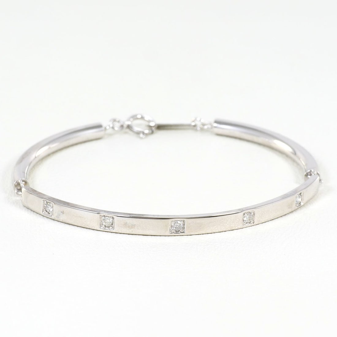 18K (18-karat white gold) bracelet with 0.12ct diamonds, total weight 4.9g, 16cm length, jewelry.: --- Catalog ---Category: SizeLength: 16cm / 6.29''Category: DesignType: BangleColor: White goldMetal: White GoldStone: DiamondGender: WomenMaterial: White gold (18K)Metal Purity: 18KWeight (ct.): 0.12