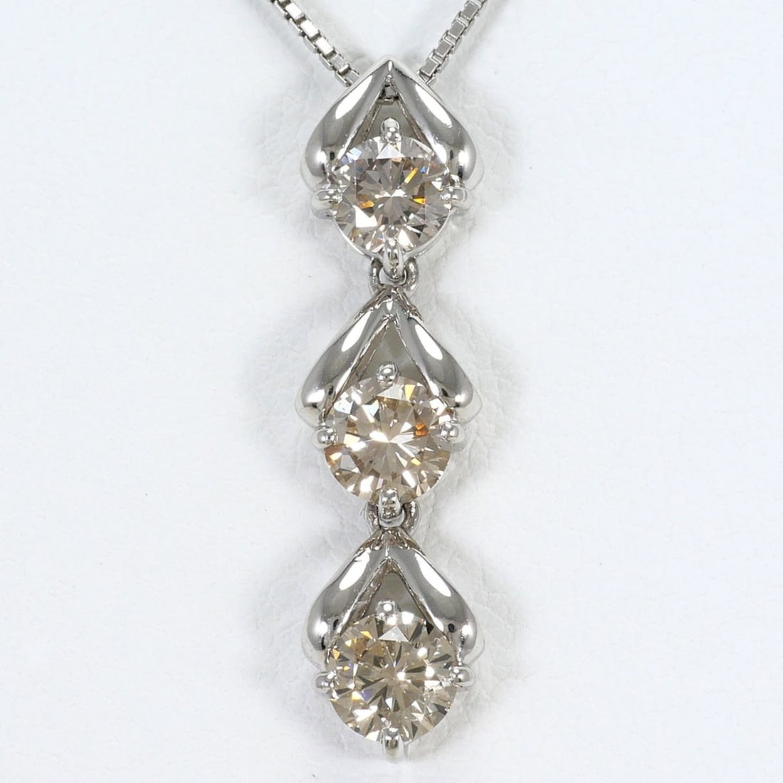 PT900 Platinum / PT850 Necklace with Brown Diamond 1.00ct, Card, Total Weight 3.9g, 40cm, Jewelry: --- Catalog ---Category: SizeWeight: 3.9g / 0.13oz.Pendant Size: 25mm x 6mm / 0.98'' x 0.23''Neck Circumference: 40 cm / 15.74''Category: DesignColor: Brown, PlatinumMetal: PlatinumStone: DiamondGende