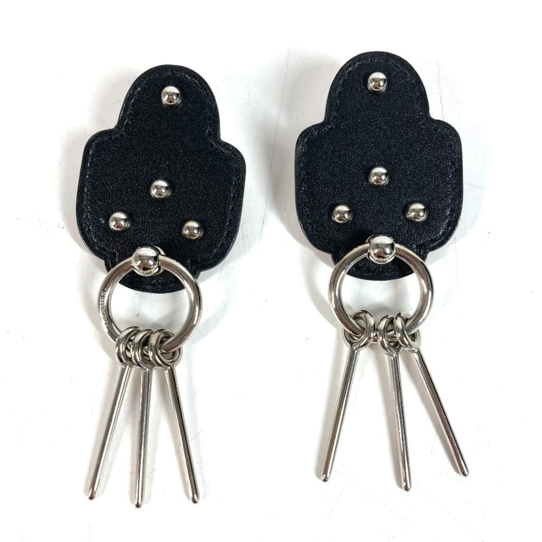 HERMES Carnaby Logo Accessory Jewelry Earrings Leather Men's Women's Black: --- Catalog ---Category: DesignColor: BlackGender: Men,WomenMaterial: LeatherCategory: GeneralBrand: Hermes--- Item List ---Section: ConditionRanking: Rank A Used - A few traces of usage, some scratch
