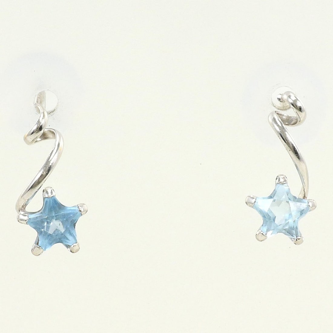 K14 14K WG White Gold Earrings with Blue Topaz, Total Weight 0.5g, Jewelry: --- Catalog ---Category: SizeWeight: 0.5g / 0.01oz.Category: DesignType: Drop earringsColor: Blue, White goldMetal: White GoldStone: TopazGender: WomenMaterial: White gold (14K)Metal Purity: 14KCatego