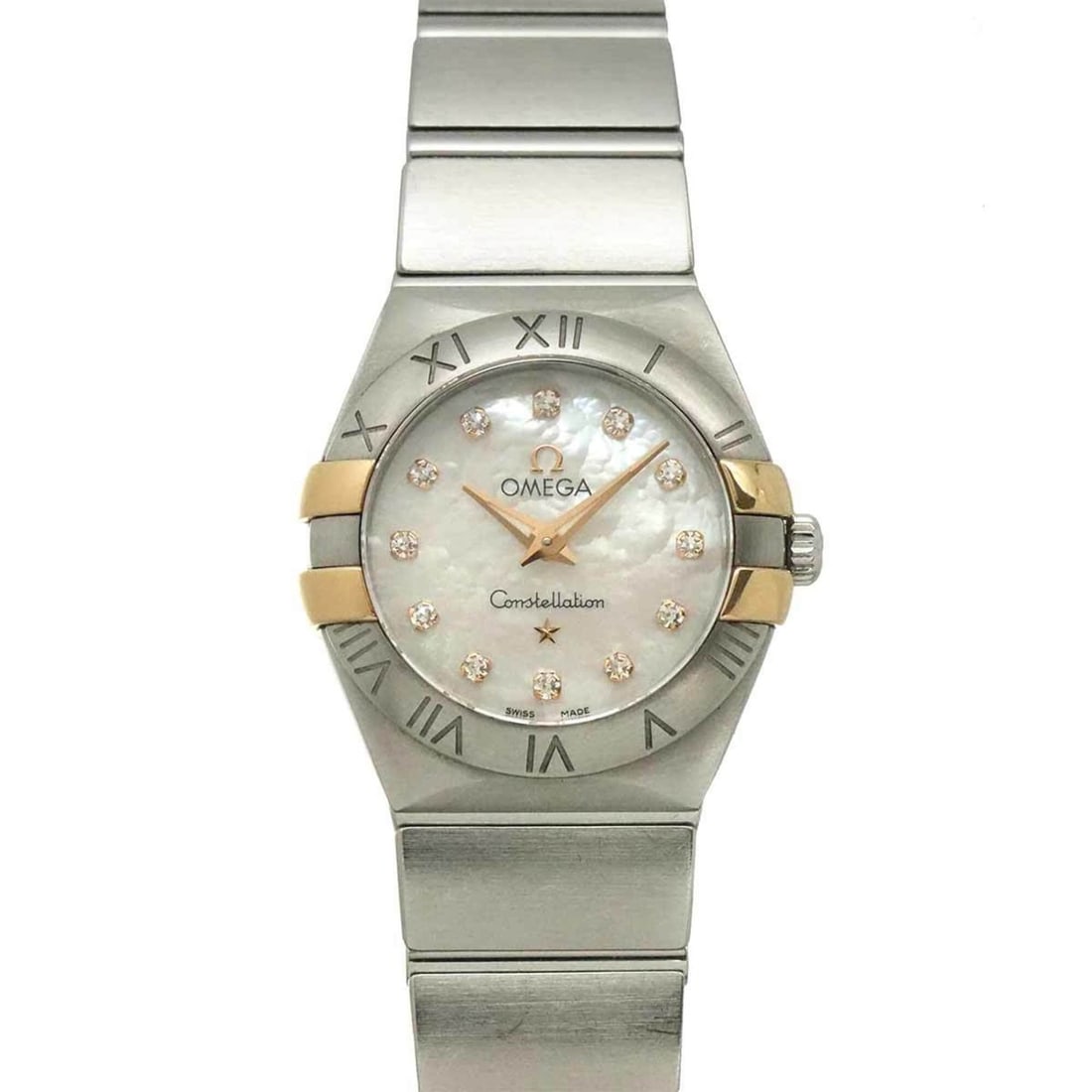 Omega Constellation Brushed Two-Tone 123 20 24 60 55 005 Women's Watch 12P Diamond White Shell YG: --- Catalog ---Category: SizeWrist Size: 13.5cm / 5.31''Case Diameter: 24mm / 0.94''Category: DesignType: WristwatchGender: WomenColor (Dial): White shellMaterial (Band): Stainless steelMaterial (Case