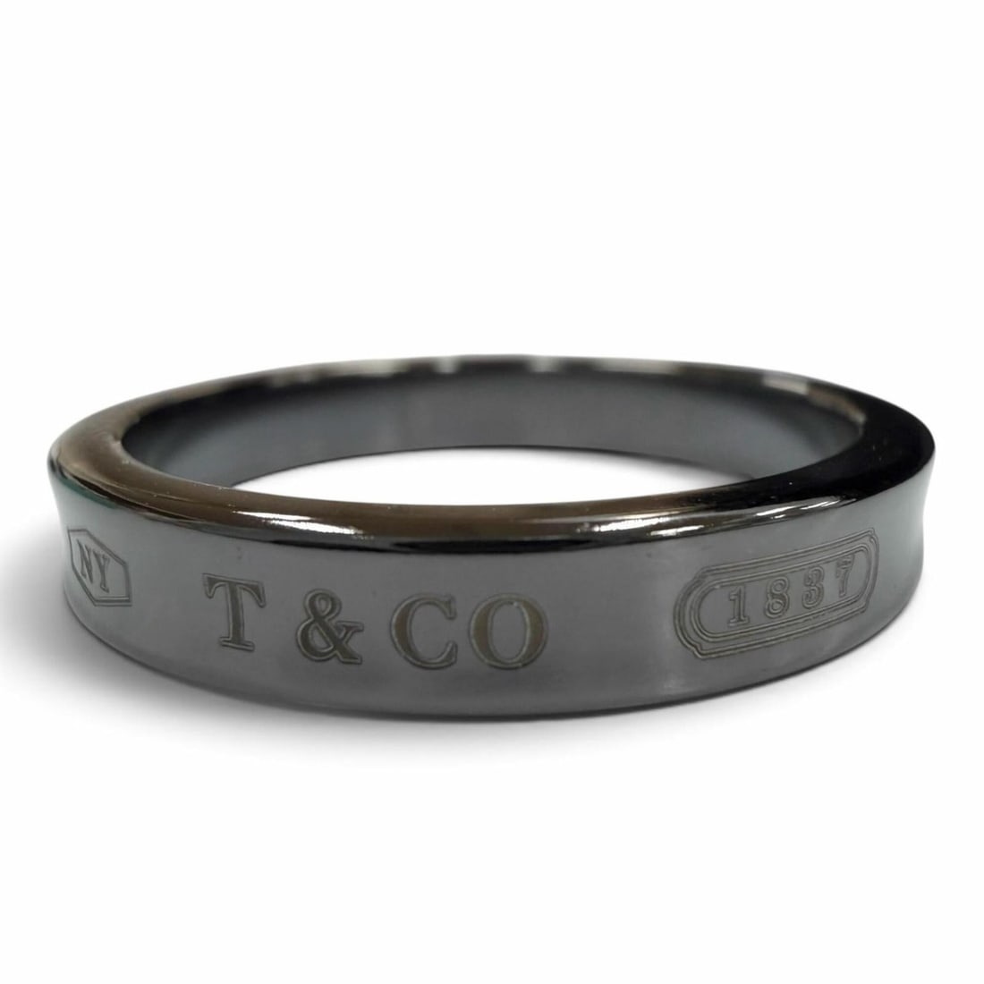 TIFFANY&Co. Tiffany 1837 Narrow Ring, Titanium, Black, Weight 2.79g, Men's Accessory, Comes with Box: --- Catalog ---Category: SizeJP Size: 24US Size: 11.5Category: DesignType: Band ringColor: BlackGender: MenMaterial: TitaniumCategory: GeneralBrand: Tiffany--- Item List ---Section: ConditionRanking: 