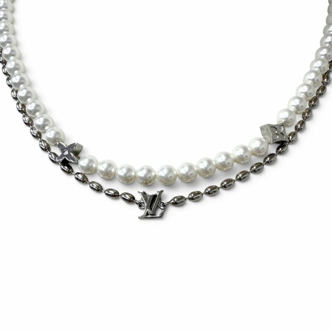 LOUIS VUITTON (Louis Vuitton) 2024 model M01781 Pearl Fusion Necklace, Silver/White, Men's, with Box: --- Catalog ---Category: SizeNeck Circumference: 49 cm / 19.29''Category: DesignColor: Silver, WhiteGender: MenNecklace Type: NecklaceCategory: GeneralMPN: M01781Brand: Louis Vuitton--- Item List ---S