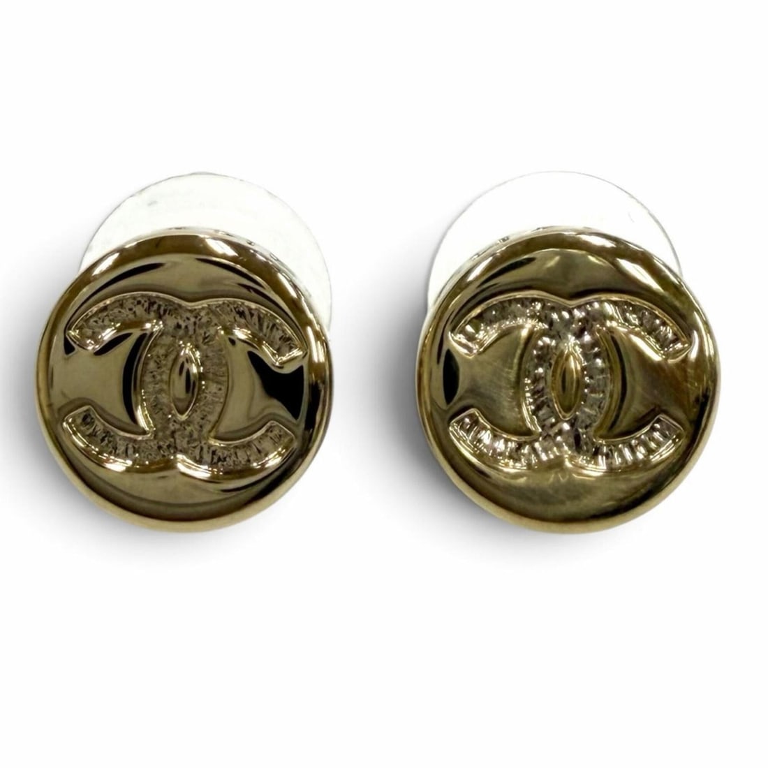 CHANEL B25C Coco Mark Logo Earrings, Gold, Made in Italy, Women's, with Box and Dust Bag.: --- Catalog ---Category: DesignType: Stud earringsColor: GoldGender: WomenCategory: GeneralMPN: B25CBrand: ChanelCountry of Origin: Italy--- Item List ---Section: ConditionRanking: Rank SA Used - Hard