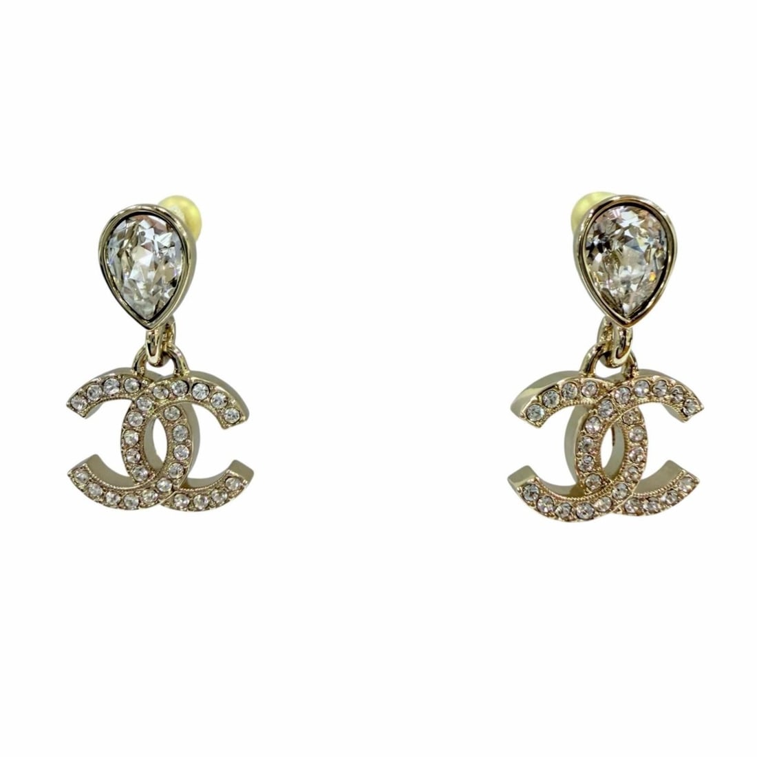 CHANEL I25A Coco Mark Crystal Bijou Teardrop Earrings, Gold, Made in Italy, Women's: --- Catalog ---Category: SizeSize (HxWxD): 25.00mm x 15.00mm / 0.98'' x 0.59''Category: DesignType: Stud earringsColor: GoldGender: WomenCategory: GeneralMPN: I25ABrand: ChanelCountry of Origin: Italy