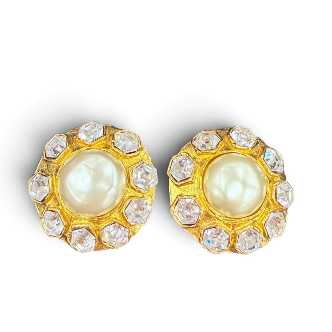 CHANEL Vintage Metal Eco-Pearl Cristel Bijou Earrings, Gold, Made in France, Women's, with Box: --- Catalog ---Category: DesignType: Clip earringsColor: GoldGender: WomenMaterial: MetalCategory: GeneralBrand: ChanelCountry of Origin: France--- Item List ---Section: ConditionRanking: Rank S Used 