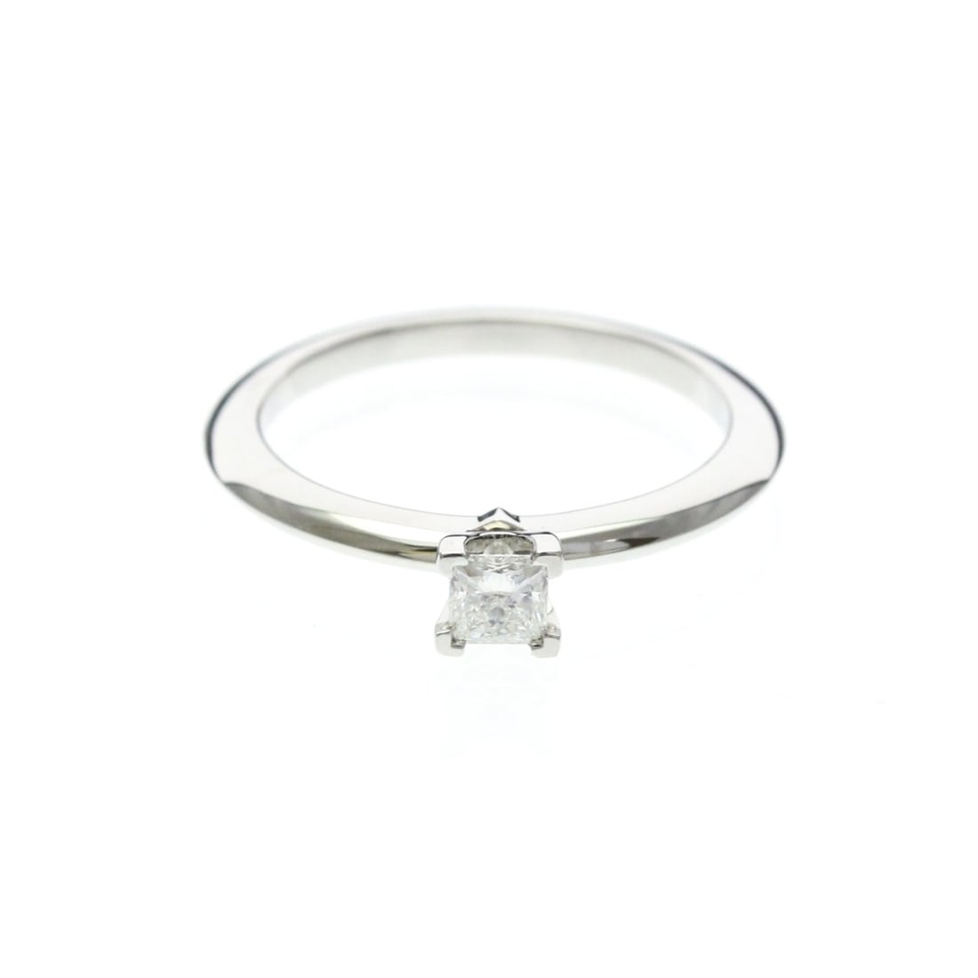 TIFFANY Solitaire Diamond Ring Platinum 0.22ct Polished: --- Catalog ---Category: SizeWidth: 2mm / 0.08''Weight: 4g / 0.14oz.JP Size: 11US Size: 6Stone Size (HxW): 3.40mm x 3.38mm / 0.13'' x 0.13''Category: DesignType: Band ringColor: SilverMetal: PlatinumS