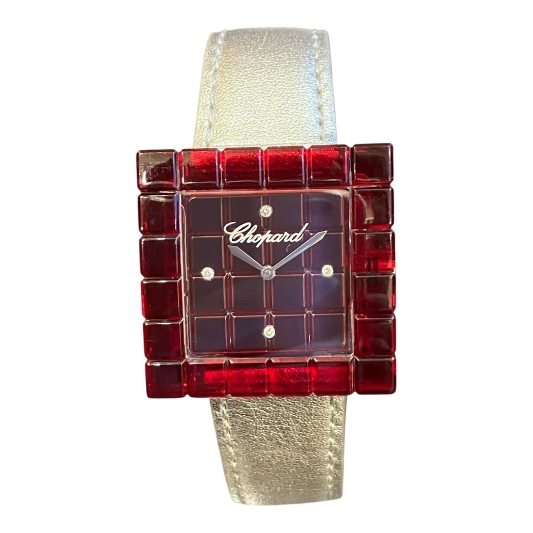 Chopard Ice Cube BeMad Watch, Total Weight 29g, Stainless Steel, Genuine Leather Strap, Quartz: --- Catalog ---Category: SizeWrist Size: 14cm - 17.5cm / 5.51'' - 6.88''Case Diameter: 32mm / 1.26''Category: DesignType: WristwatchGender: Women,MenColor (Dial): Red colorMaterial (Band): LeatherMate