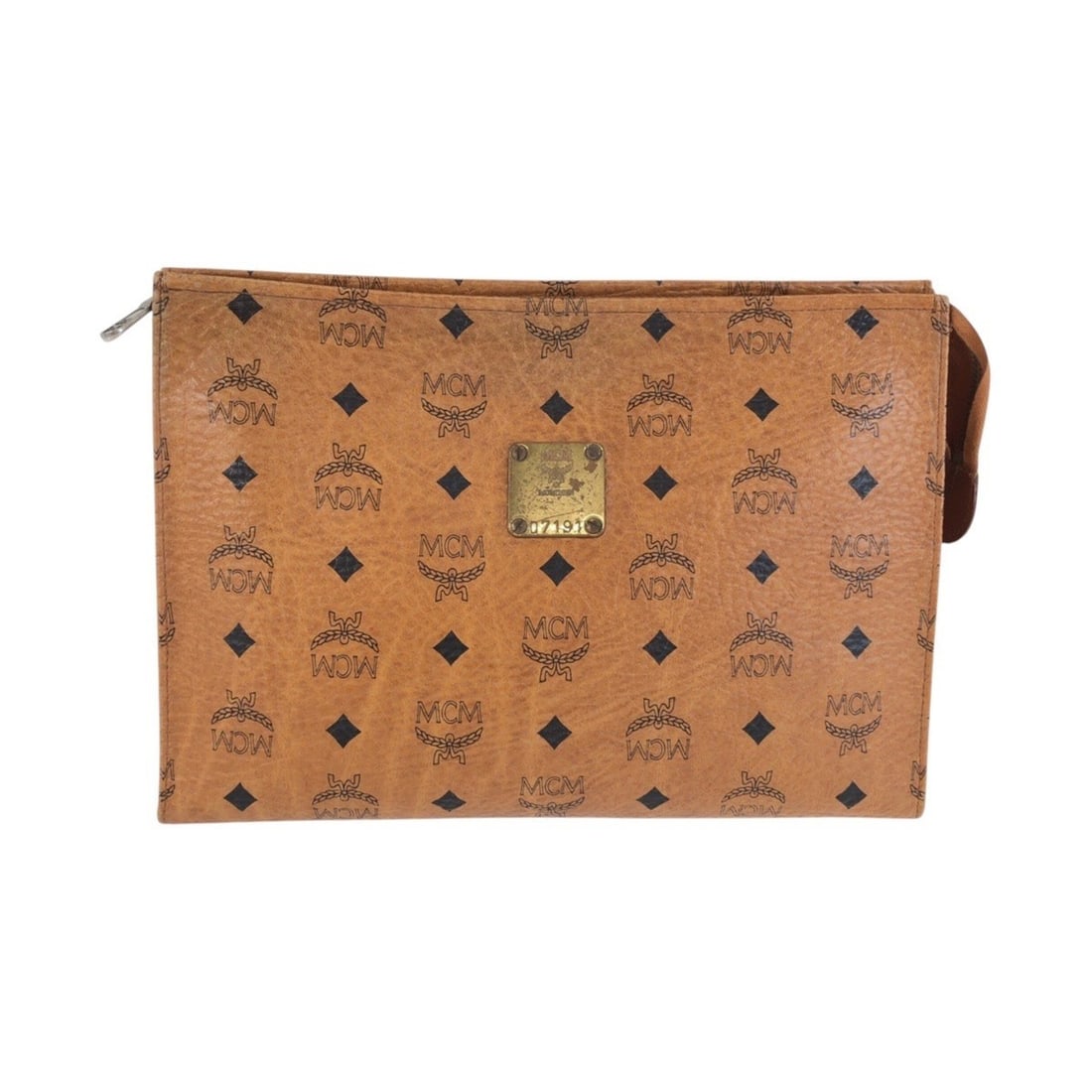 MCM Visetos Brown Leather Clutch Bag (07191) with Gold Hardware - Men's: --- Catalog ---Category: SizeSize (HxWxD): 20cm x 28cm x 7cm / 7.87'' x 11.02'' x 2.75''Category: DesignType: Clutch bagColor: BrownGender: MenMaterial: Leather Hardware Color: GoldCategory: GeneralMP