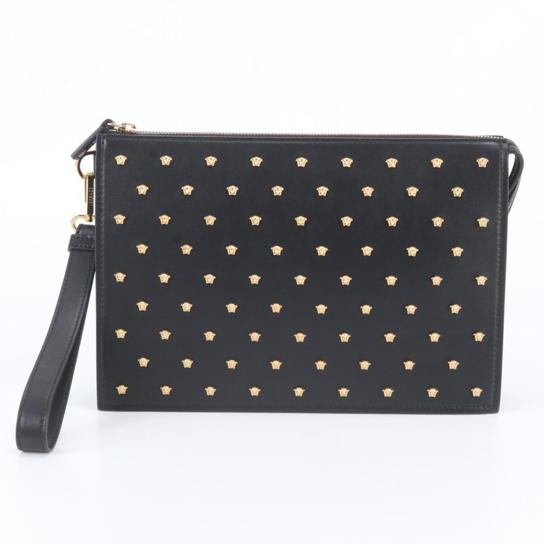Versace Medusa Studded Leather Second Bag Clutch Pouch for Men: --- Catalog ---Category: SizeSize (HxWxD): 19cm x 28cm x 6cm / 7.48'' x 11.02'' x 2.36''Category: DesignType: Clutch bag, PouchColor: BlackGender: MenMaterial: Leather Category: GeneralBrand: VersaceC