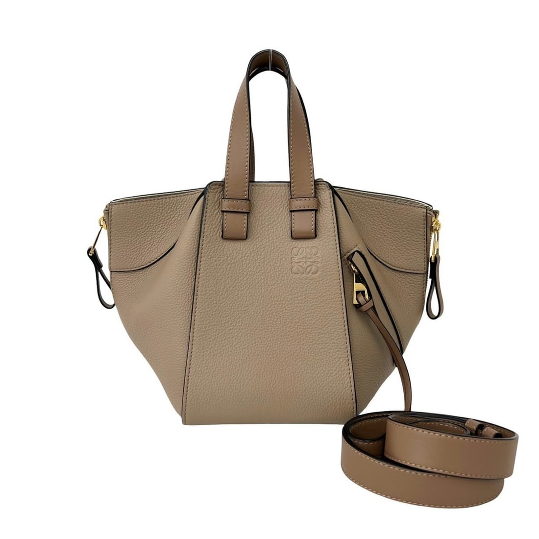 LOEWE Hammock Compact Anagram Logo Leather 2-way Shoulder Bag/Handbag Beige 02556: --- Catalog ---Category: SizeSize (HxWxD): 20cm x 29cm x 18cm / 7.87'' x 11.41'' x 7.08''Category: DesignType: Handbag, Shoulder bagColor: BeigeGender: WomenMaterial: Leather Category: GeneralBrand: L
