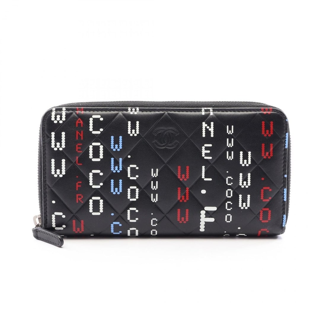 Chanel Typography Matelassé Round Long Wallet, Lambskin Leather, Women's, Black/Multicolor: --- Catalog ---Category: SizeSize (HxWxD): 10cm x 19.5cm x 2cm / 3.93'' x 7.67'' x 0.78''Category: DesignType: Long wallet (bi-fold)Color: Black, Multi-colorGender: WomenMaterial: Leather Leather/Fur 
