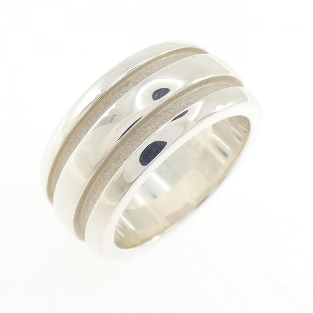 Tiffany Atlas Ring: --- Catalog ---Category: SizeJP Size: 9.5US Size: 5Category: DesignType: Band ringGender: WomenMaterial: Silver 925Category: GeneralBrand: Tiffany--- Item List ---Section: ConditionRanking: Rank SA Us